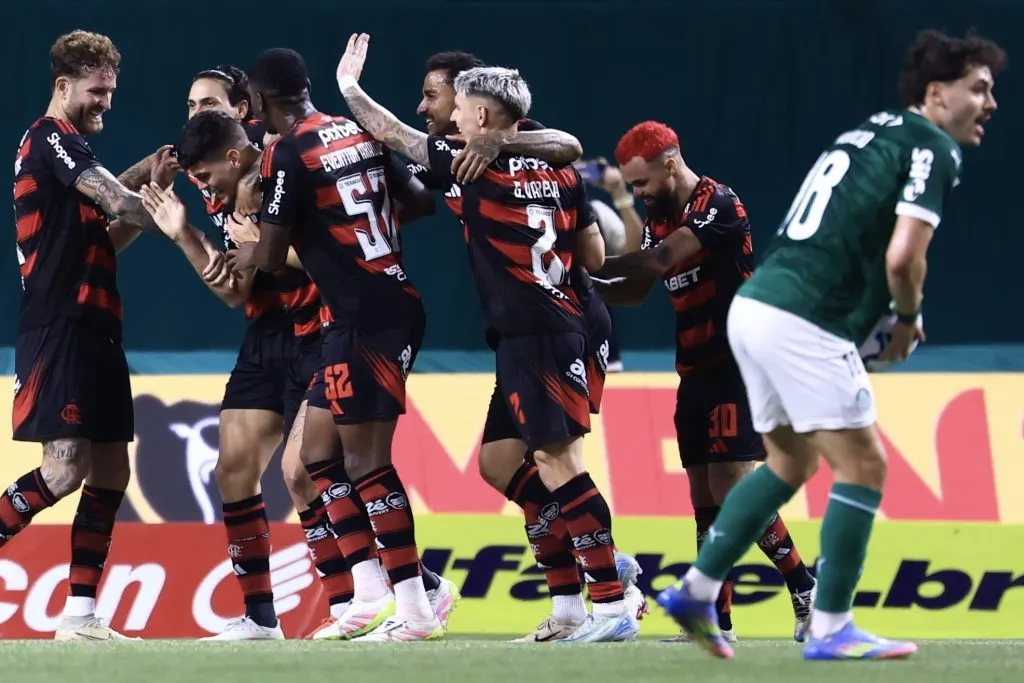 Comemoração do gol de Ayrton Lucas, que teve assistência de Wallace Yan. Foto: Marcello Zambrana/AGIF