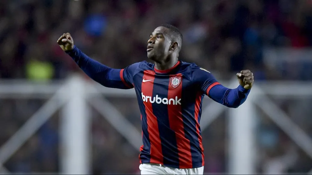 Jhohan Romaña defende as cores do San Lorenzo. Photo by Marcelo Endelli/Getty Images