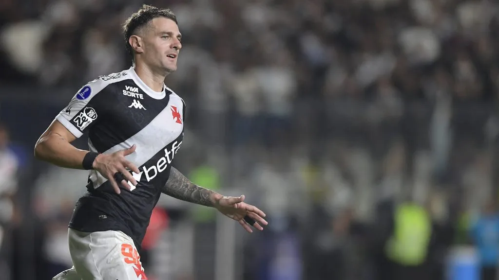 Vegetti defendendo o Vasco em duelo pela Copa Sul-Americana – Foto: Thiago Ribeiro/AGIF