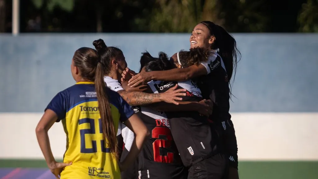 Grupo de jogadoras do Vasco no jogo contra o São José