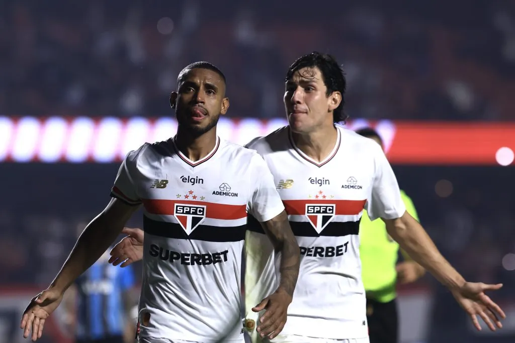 Ferraresi comemorando gol com André Silva. Foto: Marcello Zambrana/AGIF