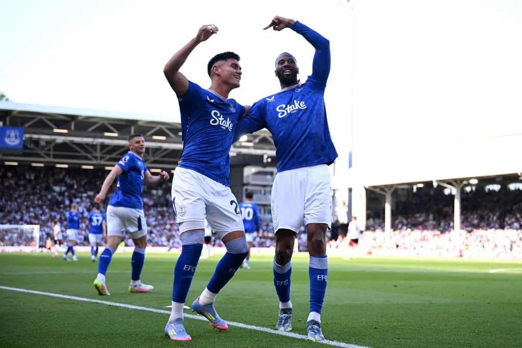 LONDON, ENGLAND – MAY 10: Beto of Everton celebrates scoring his team’s third goal with teammate Carlos Alcaraz during the Premier League match between Fulham FC and Everton FC at Craven Cottage on May 10, 2025 in London, England. (Photo by Justin Setterfield/Getty Images)