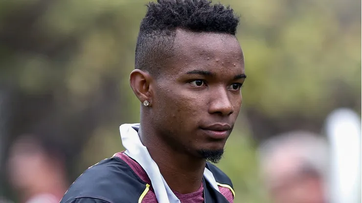 Thiago Mendes durante treinamento quando defendia o São Paulo, em 2016.