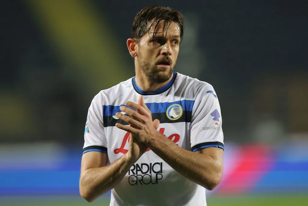 EMPOLI, ITALY – FEBRUARY 23: Rafael Toloi of Atalanta BC greets the fans after during the Serie A match between Empoli and Atalanta at Stadio Carlo Castellani on February 23, 2025 in Empoli, Italy. (Photo by Gabriele Maltinti/Getty Images)