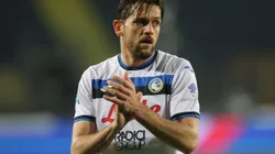 EMPOLI, ITALY - FEBRUARY 23: Rafael Toloi of Atalanta BC greets the fans after during the Serie A match between Empoli and Atalanta at Stadio Carlo Castellani on February 23, 2025 in Empoli, Italy. (Photo by Gabriele Maltinti/Getty Images)