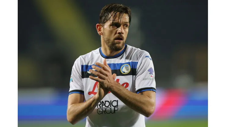 EMPOLI, ITALY - FEBRUARY 23: Rafael Toloi of Atalanta BC greets the fans after during the Serie A match between Empoli and Atalanta at Stadio Carlo Castellani on February 23, 2025 in Empoli, Italy. (Photo by Gabriele Maltinti/Getty Images)