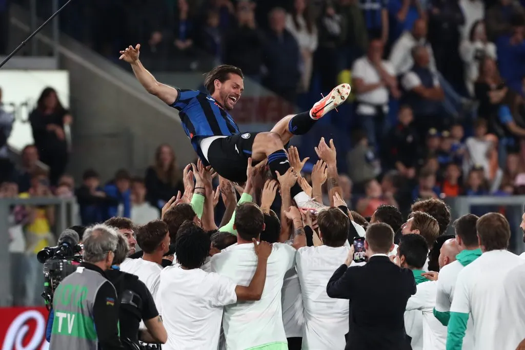 BERGAMO, ITALY – MAY 25: Rafael Toloi of Atalanta is lifted in the air by teammates after his final appearance for the club following the Serie A match between Atalanta and Parma at Gewiss Stadium on May 25, 2025 in Bergamo, Italy. (Photo by Marco Luzzani/Getty Images)