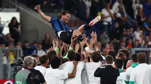BERGAMO, ITALY - MAY 25: Rafael Toloi of Atalanta is lifted in the air by teammates after his final appearance for the club following the Serie A match between Atalanta and Parma at Gewiss Stadium on May 25, 2025 in Bergamo, Italy. (Photo by Marco Luzzani/Getty Images)