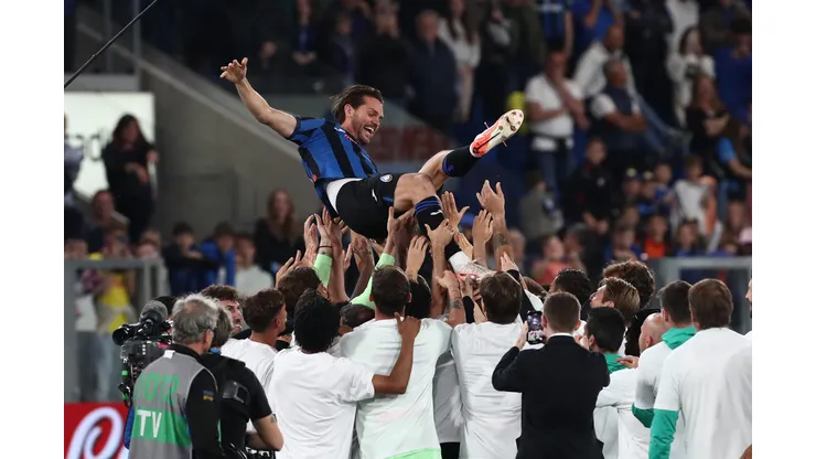 BERGAMO, ITALY - MAY 25: Rafael Toloi of Atalanta is lifted in the air by teammates after his final appearance for the club following the Serie A match between Atalanta and Parma at Gewiss Stadium on May 25, 2025 in Bergamo, Italy. (Photo by Marco Luzzani/Getty Images)