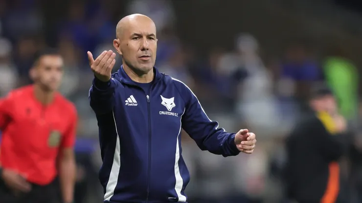Leonardo Jardim, técnico do Cruzeiro, durante partida contra o Atlético-MG, pelo Brasileirão Betano. Foto: Gilson Lobo/AGIF.