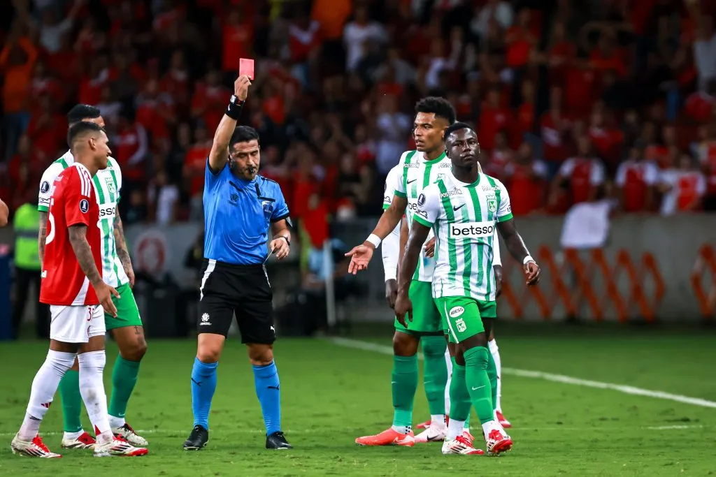 Hinestroza em campo pelo Atlético Nacional – Foto: Maxi Franzoi/AGIF