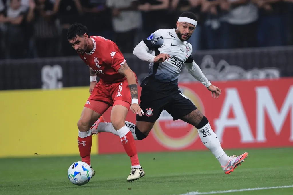 Assim como Garro, Depay deve ser titular contra o Huracán nesta terça (27). Foto: Ettore Chiereguini/AGIF