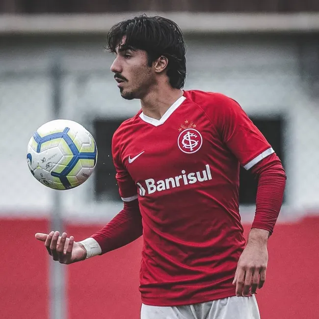 Erik jogador do Al-Ain atuanto pelo Internacional – Foto: Reprodução/Instagram
