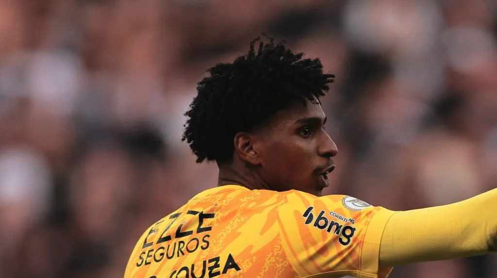 Foto: Ettore Chiereguini/AGIF – Hugo Souza ganhou seis títulos no CRF, mas na condição de reserva.