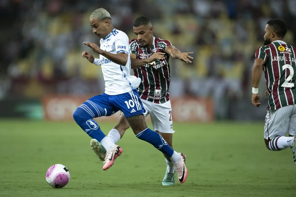RJ – RIO DE JANEIRO – 03/10/2024 – BRASILEIRO A 2024, FLUMINENSE X CRUZEIRO – Victor Hugo jogador do Fluminense disputa lance com Matheus Pereira jogador do Cruzeiro durante partida no estadio Maracana pelo campeonato Brasileiro A 2024. Foto: Jorge Rodrigues/AGIF