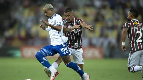 Victor Hugo jogador do Fluminense disputa lance com Matheus Pereira jogador do Cruzeiro durante partida no estadio Maracana pelo campeonato Brasileiro A 2024. Foto: Jorge Rodrigues/AGIF