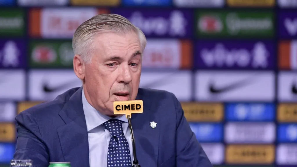 Ancelotti durante a convocação