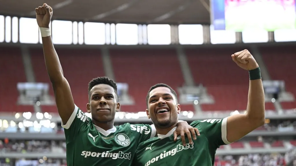 Estêvâo celebra gol ao lado de Vitor Roque. Foto: Mateus Bonomi/AGIF