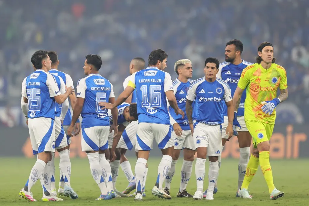 Jogadores do Cruzeiro durante entrada em campo para partida contra o Atletico-MG – Foto: Gilson Lobo/AGIF