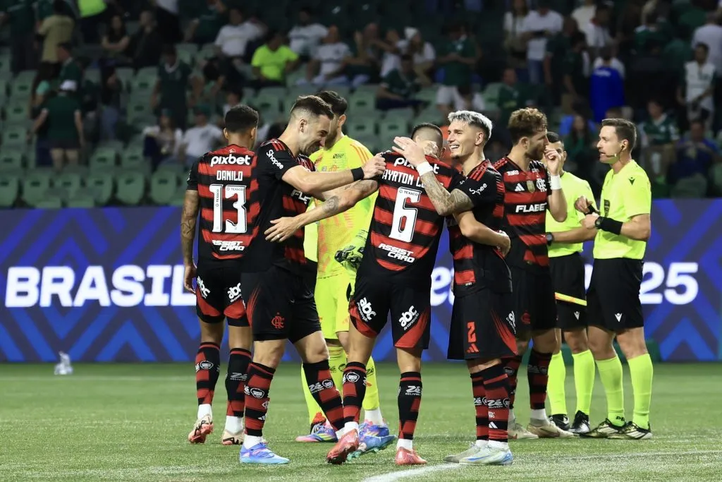 Jogadores do Flamengo comemoram vitória ao final da partida contra o Palmeiras – Foto: Marcello Zambrana/AGIF