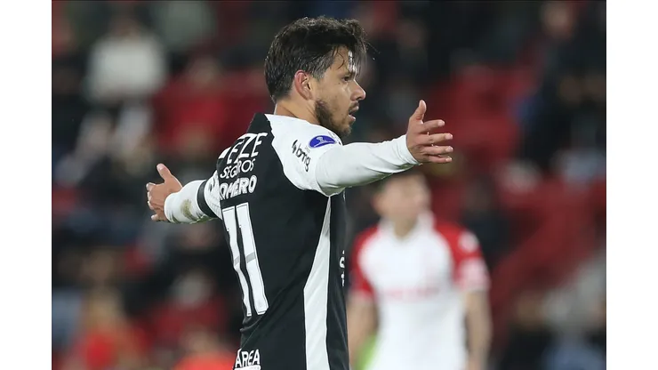 Ángel Romero bobeou e deixou Watson livre para fazer gol do Huracán que eliminou Timão da Sula