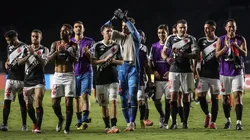 Jogadores do Vasco celebram classificação com goleada em casa sobre o Melgar