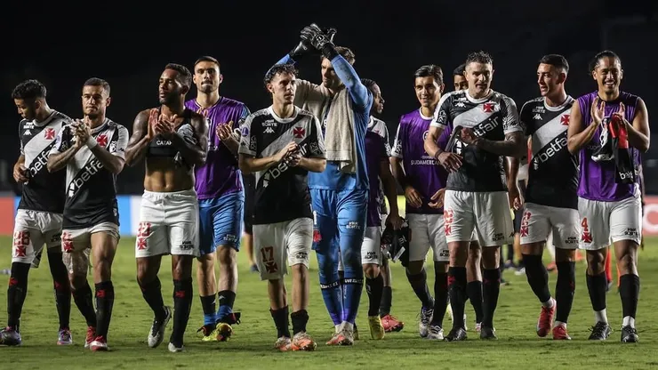 Jogadores do Vasco celebram classificação com goleada em casa sobre o Melgar