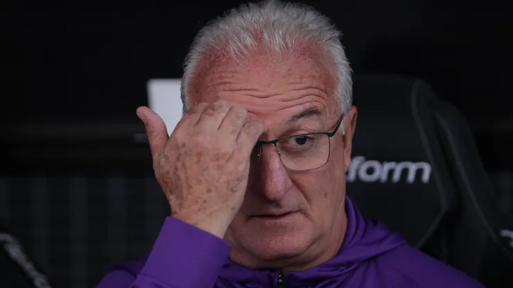 Dorival Jr escala "força máxima", mas Corinthians perde para Huracán e é eliminado da Sul-Americana.