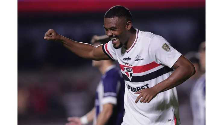 Sabino jogador do São Paulo comemora seu gol durante partida contra o Talleres no estádio Morumbi pelo campeonato Copa Libertadores 2025. Foto: Ettore Chiereguini/AGIF