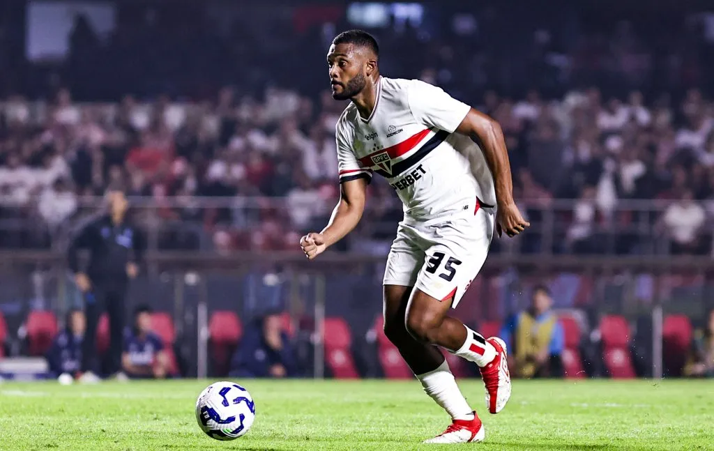 SP – SAO PAULO – 17/05/2025 – BRASILEIRO A 2025, SAO PAULO X GREMIO – Sabino jogador do Sao Paulo durante partida contra o Gremio no estadio Morumbi pelo campeonato Brasileiro A 2025. Foto: Fabio Giannelli/AGIF