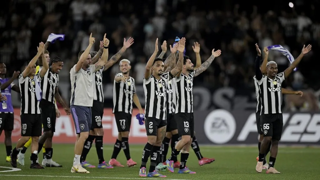 Jogadores do Botafogo comemorando a vaga no mata-mata da Libertadores – Foto: Alexandre Loureiro/AGIF
