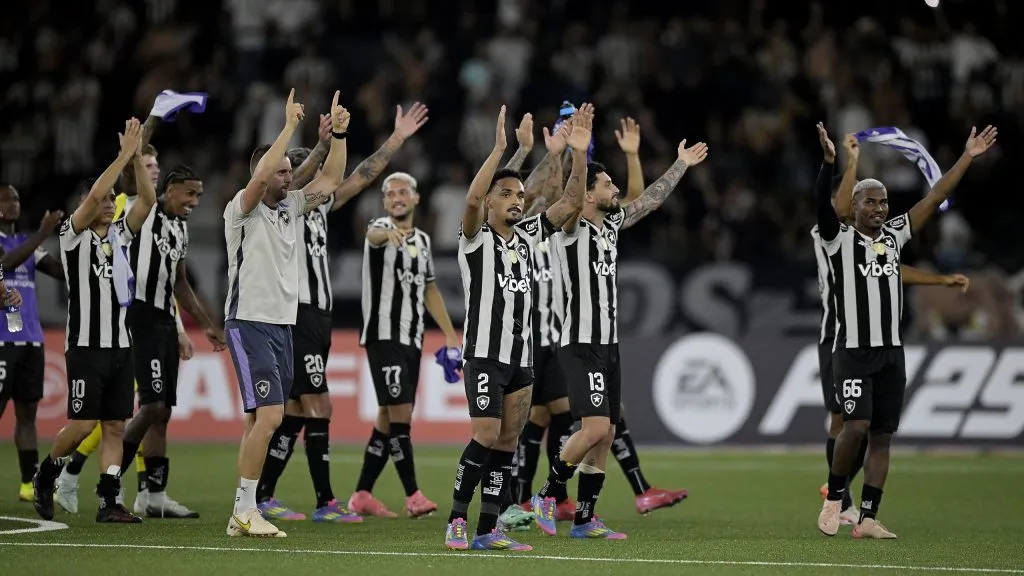 Atletas do Glorioso celebram classificação. Foto: Alexandre Loureiro/AGIF.