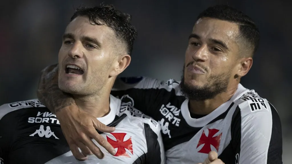 Vegetti e Coutinho durante Vasco x Melgar – Foto: Jorge Rodrigues/AGIF