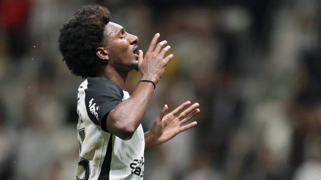 Talles Magno lamentando. Foto: Gilson Lobo/AGIF