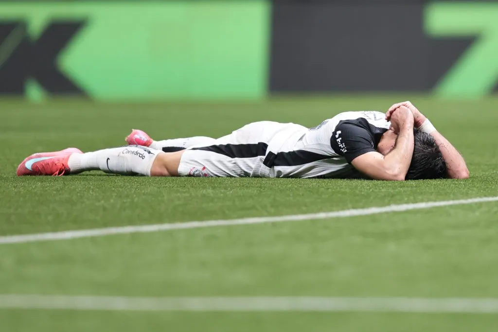MG – BELO HORIZONTE – 24/05/2025 – BRASILEIRO A 2025, ATLETICO-MG X CORINTHIANS – Hector Hernandez jogador do Corinthians lamenta durante partida contra o Atletico-MG no estadio Arena MRV pelo campeonato Brasileiro A 2025. Foto: Gilson Lobo/AGIF
