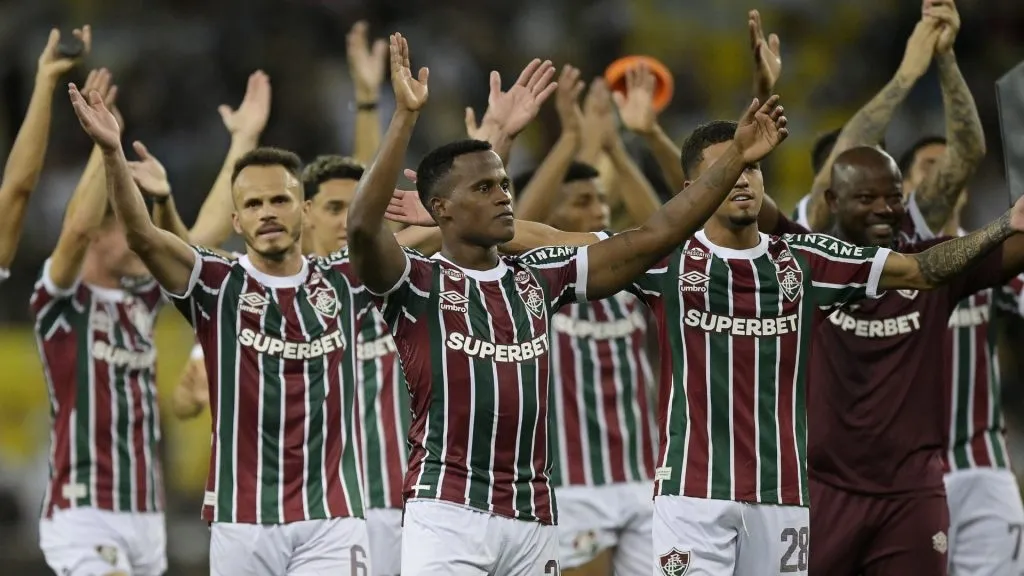 Jogadores do Fluminense aplaudindo os torcedores no Maracanã – Foto: Alexandre Loureiro/AGIF