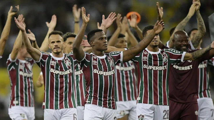 Jogadores do Fluminense aplaudindo os torcedores no Maracanã - Foto: Alexandre Loureiro/AGIF