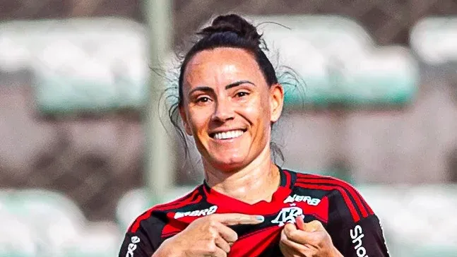 Jucinara com a camisa do Flamengo Feminino