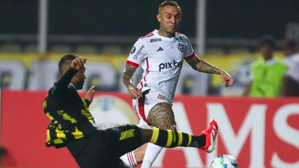 Everton Cebolinha em lance contra Deportivo Táchira. Foto: Gilvan de Souza/CRF