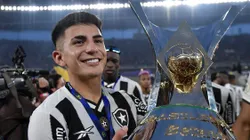 Thiago Almada levanta a taça de campeão do Brasileirão 2024.