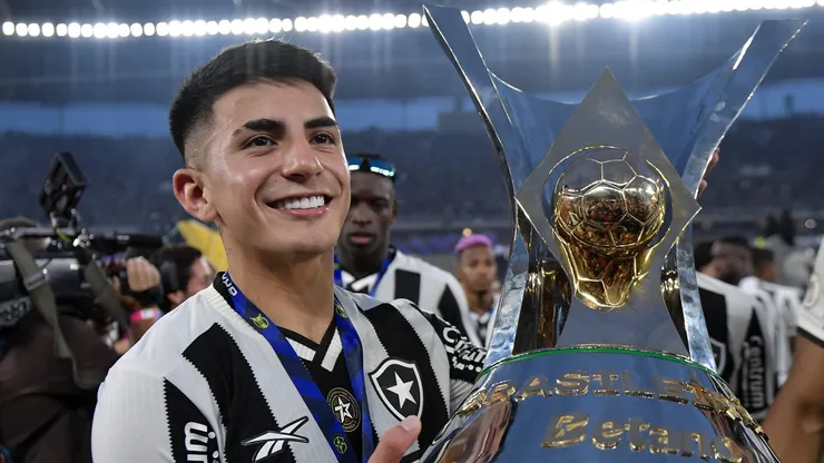 Thiago Almada levanta a taça de campeão do Brasileirão 2024.