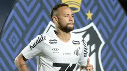 Neymar tem permanência incerta no Santos.