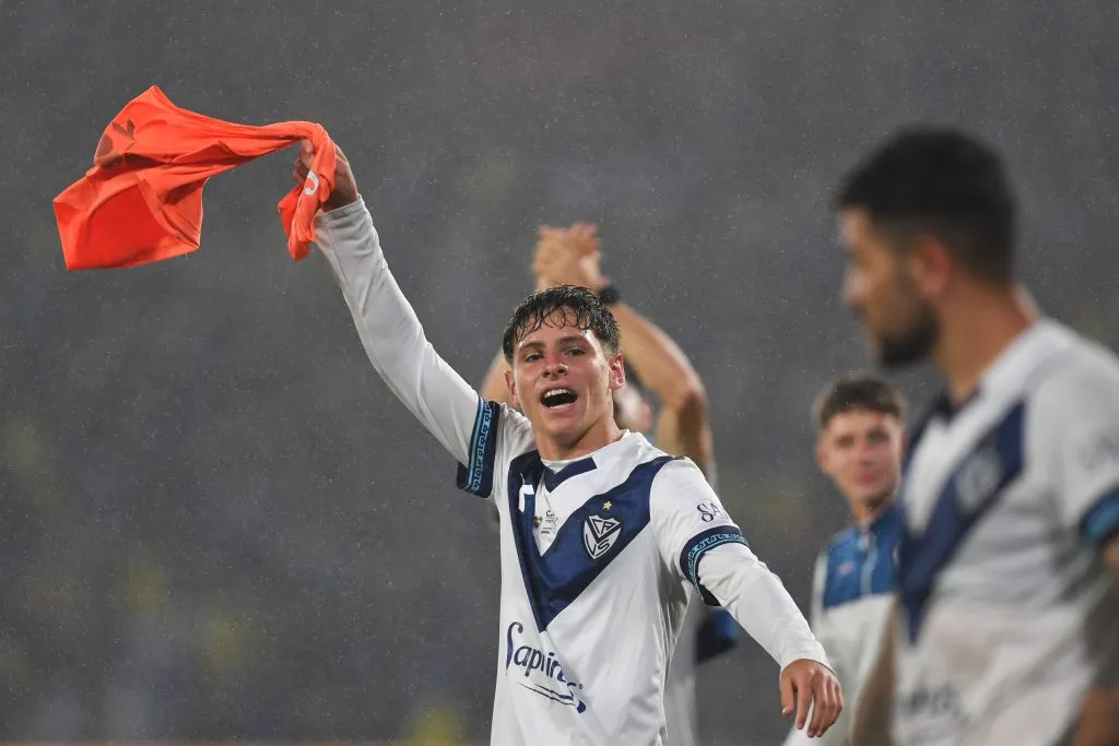 CORDOBA, ARGENTINA – NOVEMBER 27: Álvaro Montoro of Velez Sarsfield celebrates after winning the Copa Argentina 2024 Semi-final match between Boca Juniors and Velez Sarsfield at Mario Alberto Kempes Stadium on November 27, 2024 in Cordoba, Argentina. (Photo by Hernan Cortez/Getty Images)