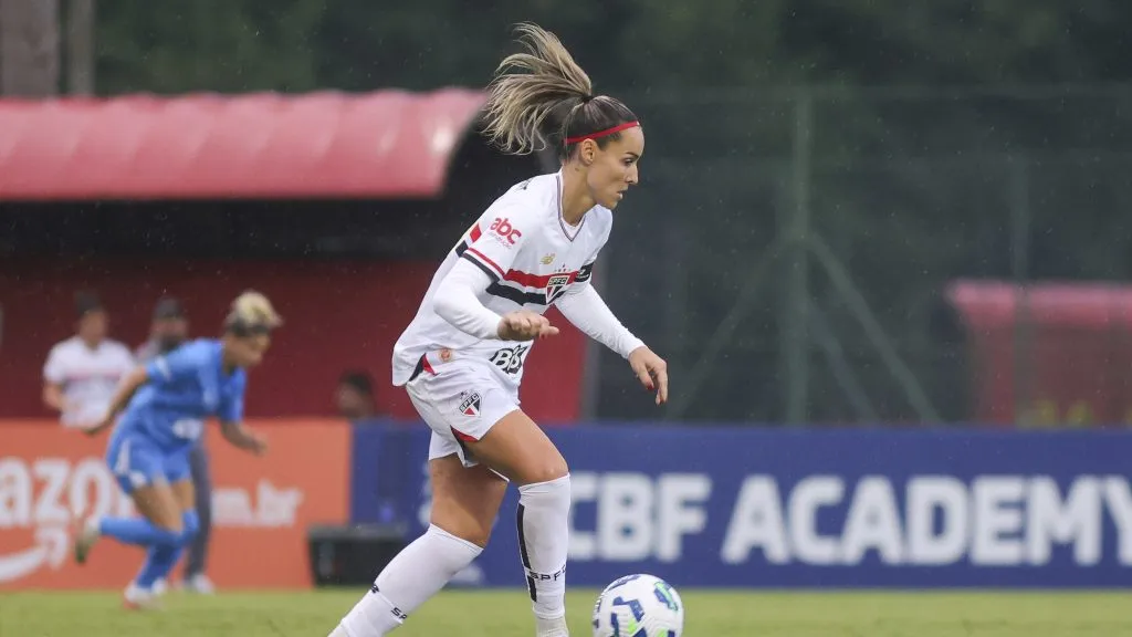 Jogadora do São Paulo em duelo contra o Real Brasília