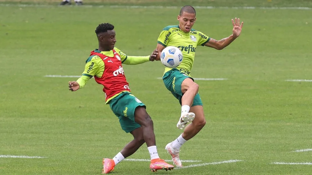 Garcia (à direita) é cria da Academia e está retornando de clube português; Abel não deve utilizá-lo no 2º semestre – Foto: César Greco/Ag. Palmeiras