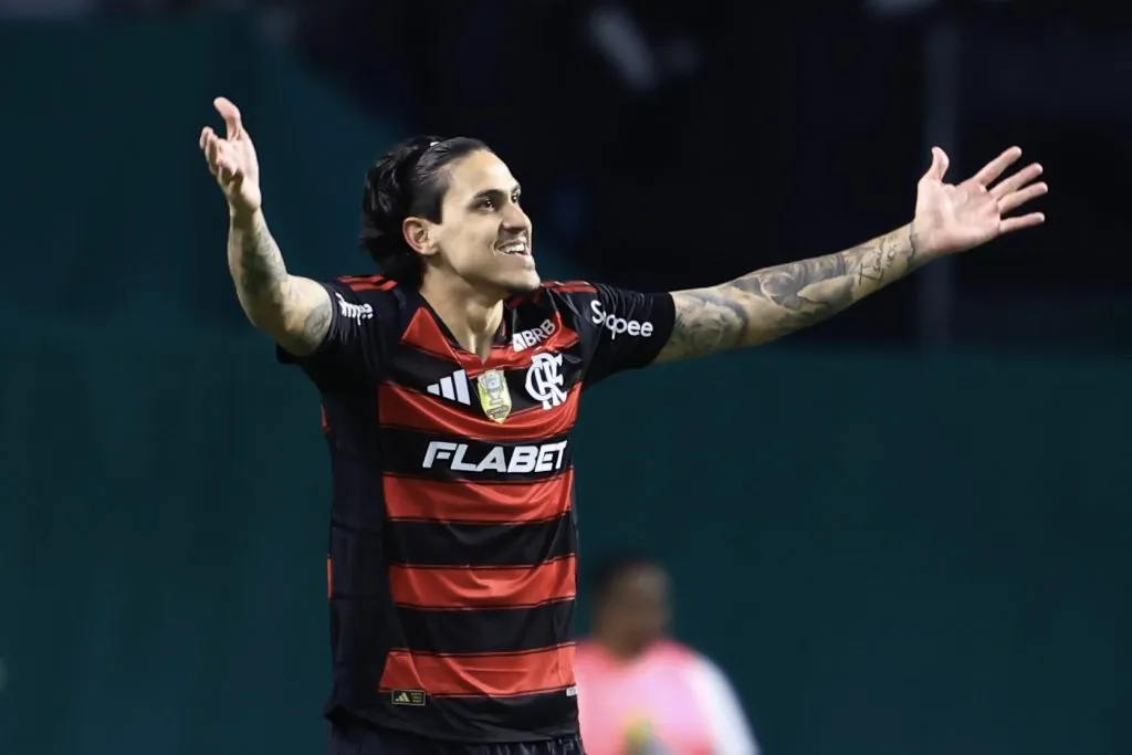 Pedro jogador do Flamengo comemora o gol de Ayrton Lucas durante partida contra o Palmeiras no estadio Arena Allianz Parque pelo campeonato Brasileiro A 2025. Foto: Marcello Zambrana/AGIF