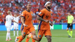 Memphis Depay e Xavi Simons atuando pela Seleção Holandesa - Foto: Julian Finney/Getty Images