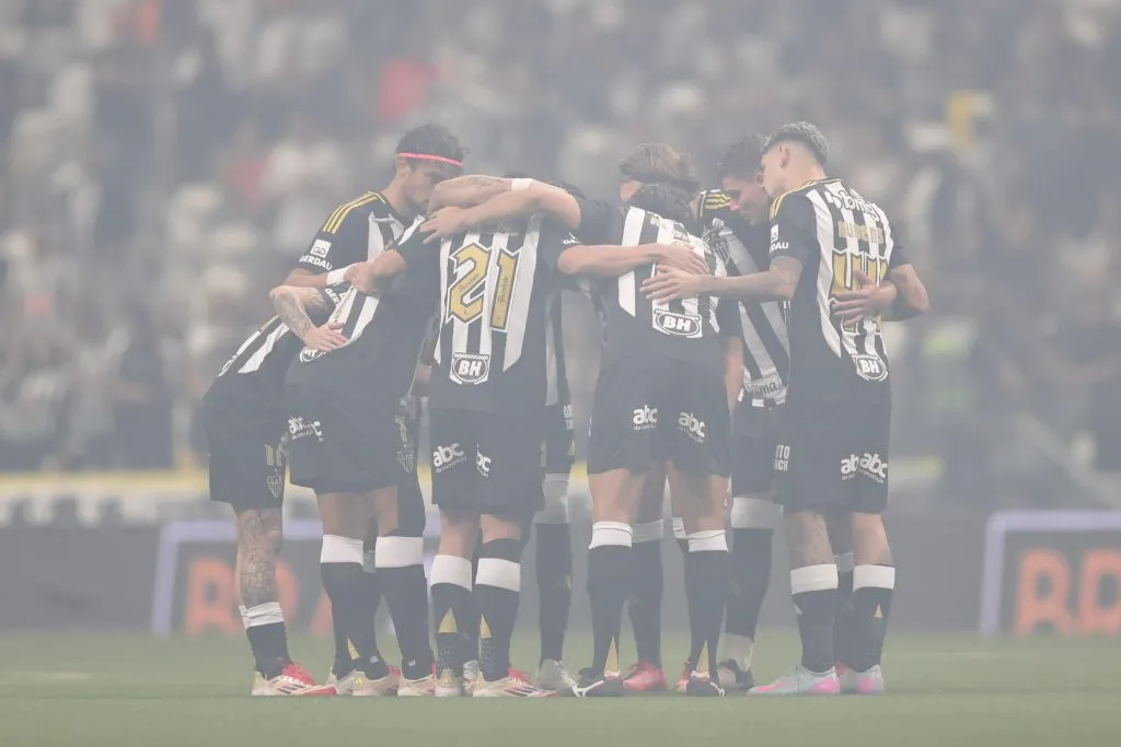 Jogadores do Atletico-MG durante entrada em campo para partida contra o Corinthians – Foto: Gilson Lobo/AGIF