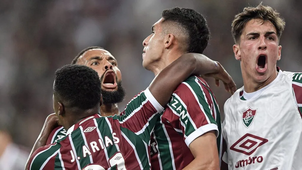 Kevin Serna, jogador do Fluminense, comemora seu gol com jogadores do seu time durante partida contra o Sport – Foto: Thiago Ribeiro/AGIF