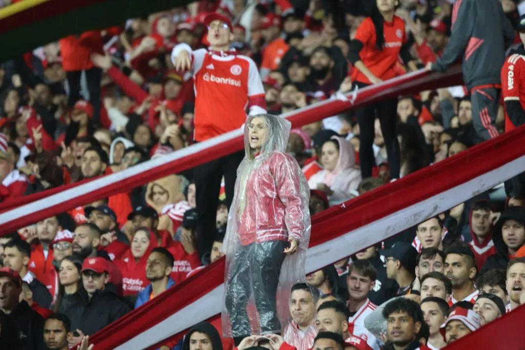 Torcida colorada encarou forte chuva e frio para apoiar o Inter no Gigante do Povo contra o Bahia. Foto: Ricardo Duarte/Internacional